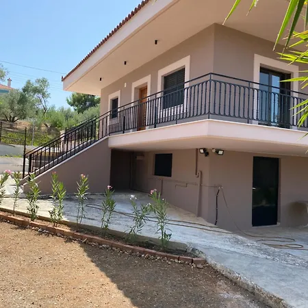 Villa St Minas Seaview Chalkís